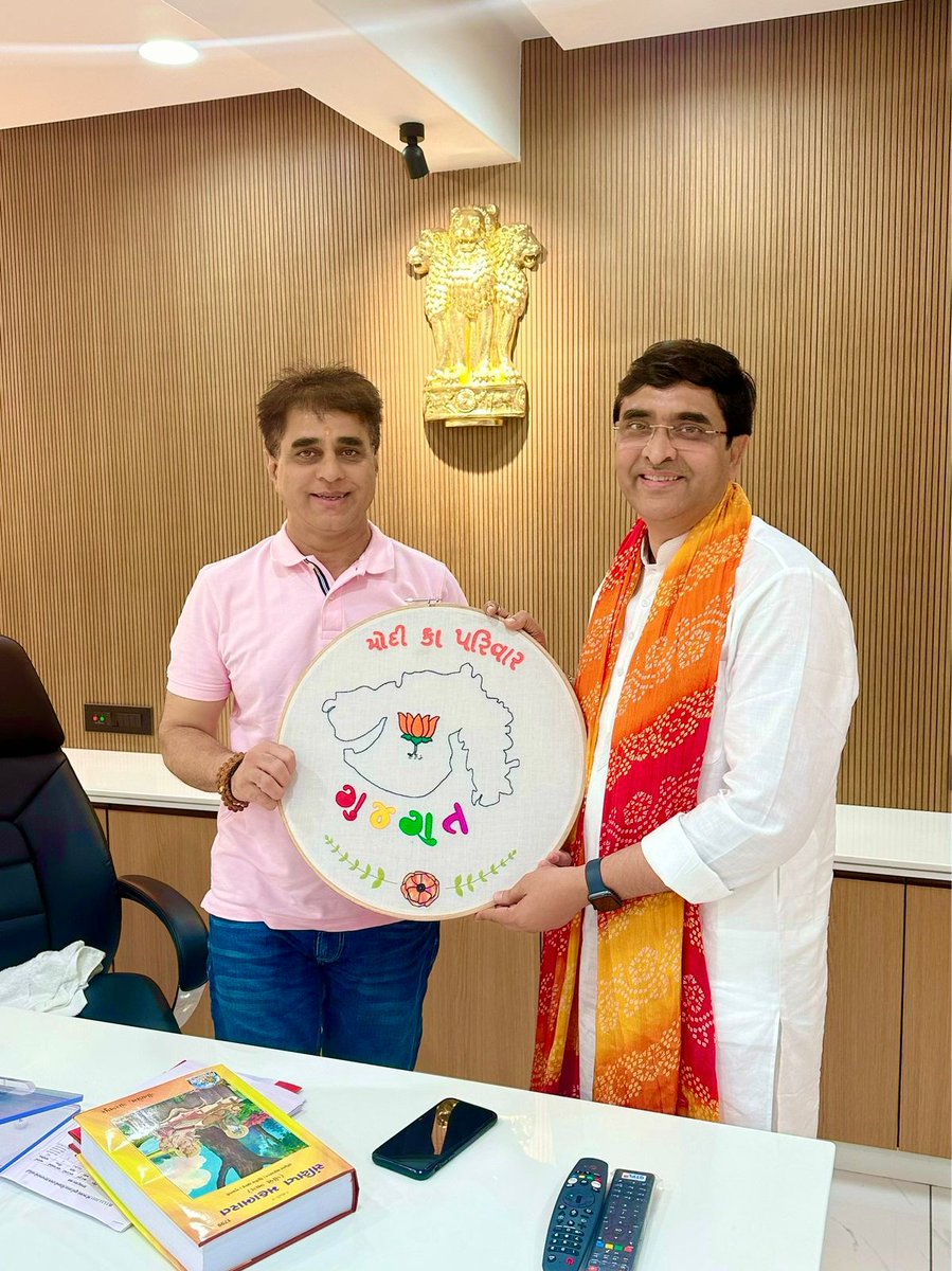 bharatpandyabjp's tweet photo. ગુજરાત સરકારના મંત્રીશ્રી અને કામરેજ વિધાનસભાના ધારાસભ્યશ્રી પ્રફુલ્લભાઈ પાનસેરીયાની તેમનાં વિધાનસભા કાર્યાલયખાતે શુભેચ્છા મુલાકાત લઈને સ્થાનિક કાર્યકર્તાઓ સાથે પરીચય, પૂછપરછ અને વધુ મતદાન માટેની ચૂંટણીલક્ષી ચર્ચા-વિચારણા કરી હતી. https://t.co/1NW88muQEe