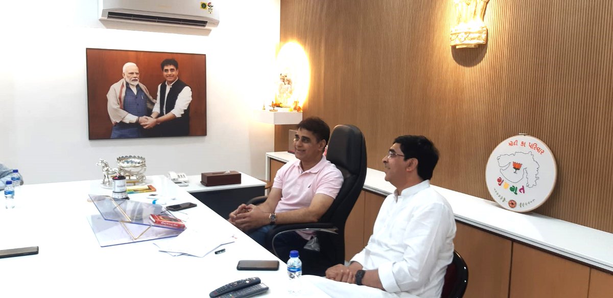 bharatpandyabjp's tweet photo. ગુજરાત સરકારના મંત્રીશ્રી અને કામરેજ વિધાનસભાના ધારાસભ્યશ્રી પ્રફુલ્લભાઈ પાનસેરીયાની તેમનાં વિધાનસભા કાર્યાલયખાતે શુભેચ્છા મુલાકાત લઈને સ્થાનિક કાર્યકર્તાઓ સાથે પરીચય, પૂછપરછ અને વધુ મતદાન માટેની ચૂંટણીલક્ષી ચર્ચા-વિચારણા કરી હતી. https://t.co/1NW88muQEe