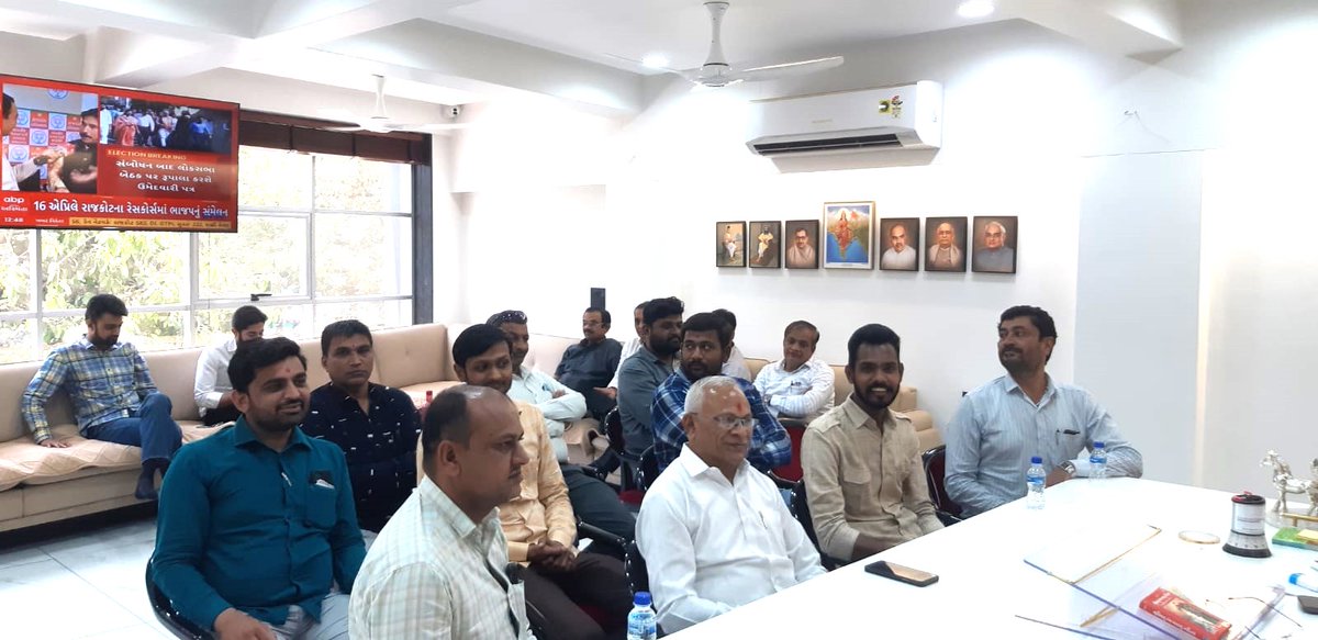 bharatpandyabjp's tweet photo. ગુજરાત સરકારના મંત્રીશ્રી અને કામરેજ વિધાનસભાના ધારાસભ્યશ્રી પ્રફુલ્લભાઈ પાનસેરીયાની તેમનાં વિધાનસભા કાર્યાલયખાતે શુભેચ્છા મુલાકાત લઈને સ્થાનિક કાર્યકર્તાઓ સાથે પરીચય, પૂછપરછ અને વધુ મતદાન માટેની ચૂંટણીલક્ષી ચર્ચા-વિચારણા કરી હતી. https://t.co/1NW88muQEe