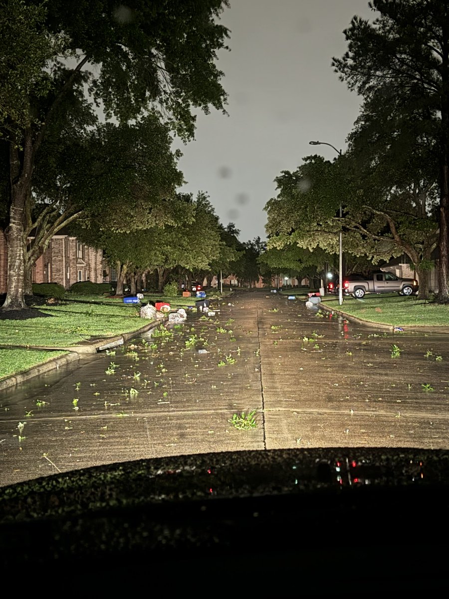 Stankowx's tweet photo. .@NWSHouston Trash Day and Severe Weather Remix. Decent Amount of Tree Debris, tossed trash cans and scattered large branches down in streets. Some Traffic lights still out East Katy/Green Trails https://t.co/2p6MRpaJDI
