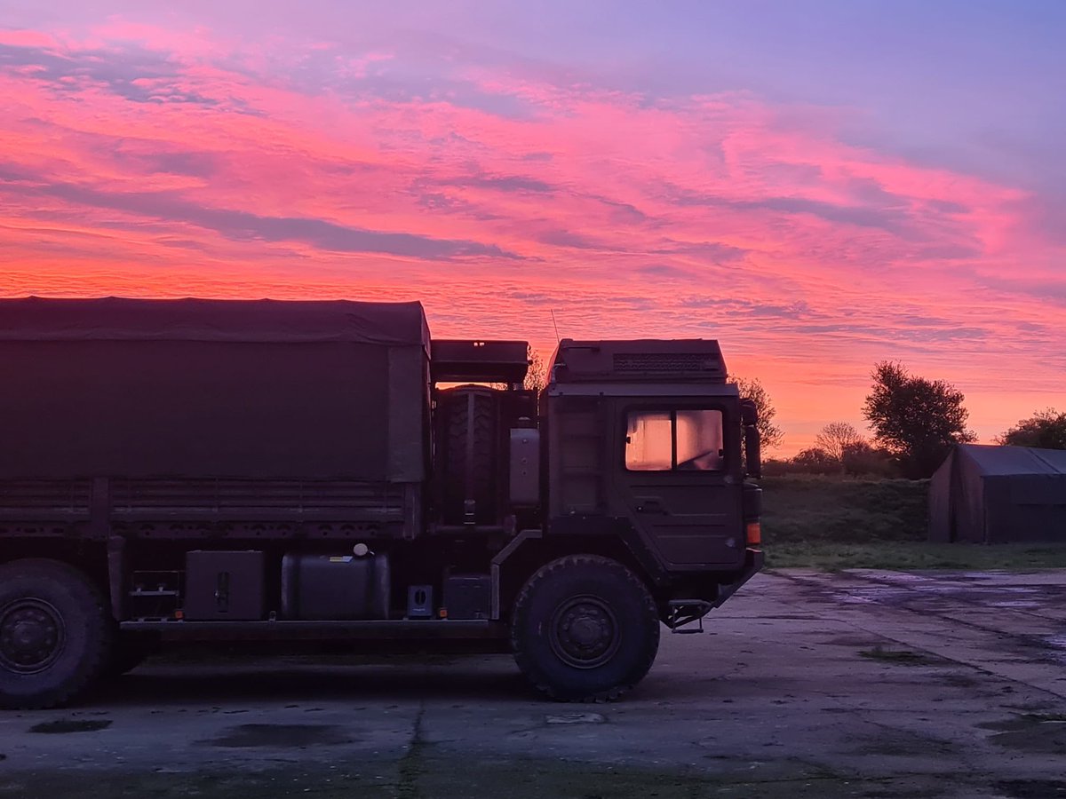 Dawn arrives and reveille for the troops on Ex HOOKERS DAWN. Lots to do to support 28(AC) Sqn Chinook course on their tac phase today. Complex loads, gun lifts, trooping, we do it all! #TogetherWeDeliver #AcrossAllBoundaries