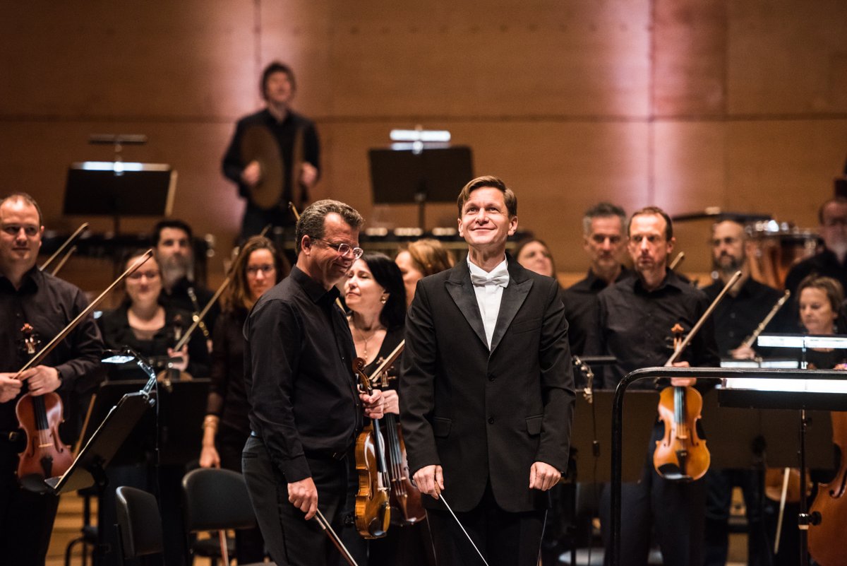 Glasbenamladina's tweet photo. Orkester @SFilharmonija je skozi Glasbeno kraljestvo živali vodil dirigent Mitja Dragolič, pridružile pa so se nam tudi plesalke Društva za umetnost plesa – Harlekin, ki jih vodi Ana Vovk Pezdir. (3/3) https://t.co/wZ6VfBwmxj