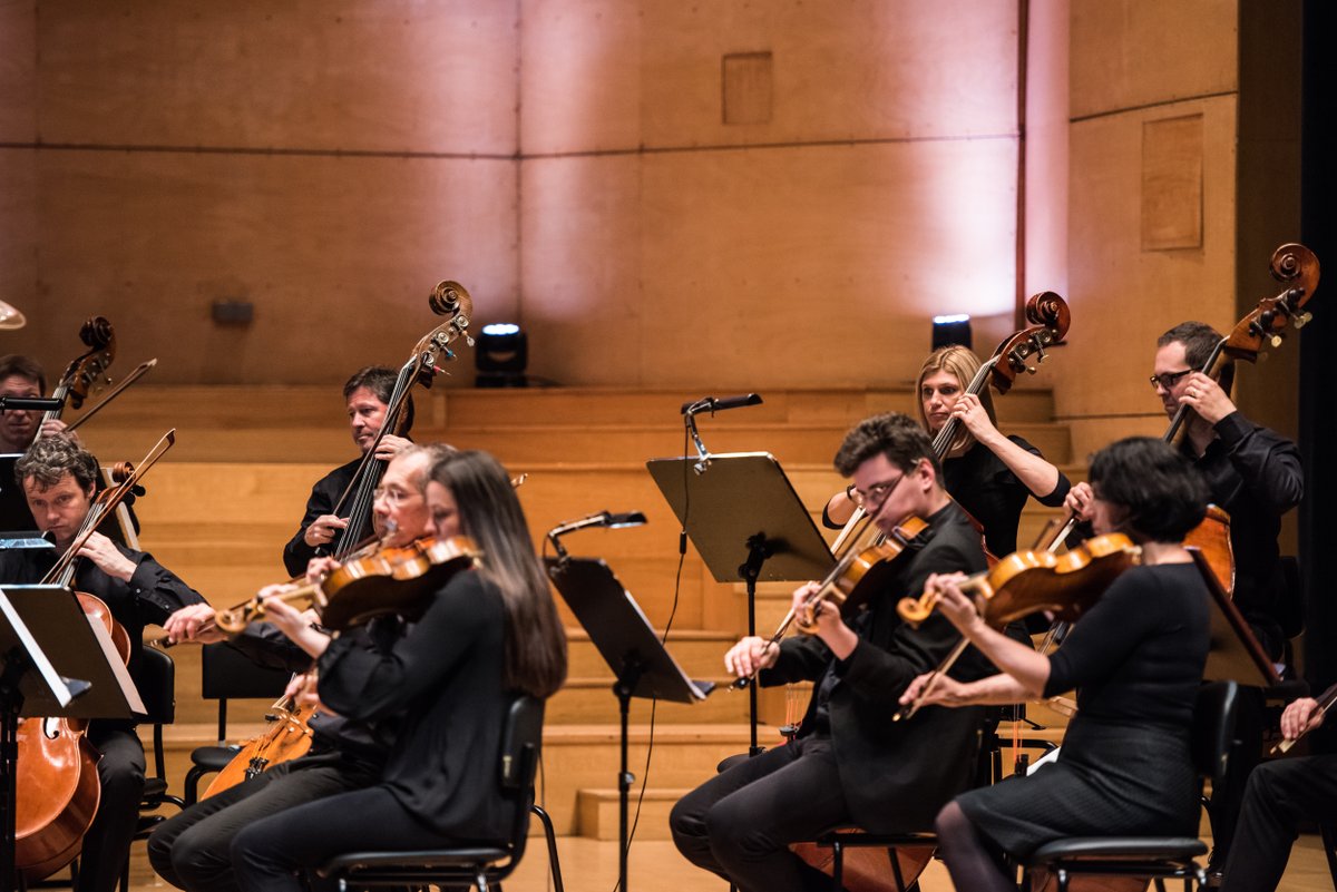 Glasbenamladina's tweet photo. Orkester @SFilharmonija je skozi Glasbeno kraljestvo živali vodil dirigent Mitja Dragolič, pridružile pa so se nam tudi plesalke Društva za umetnost plesa – Harlekin, ki jih vodi Ana Vovk Pezdir. (3/3) https://t.co/wZ6VfBwmxj