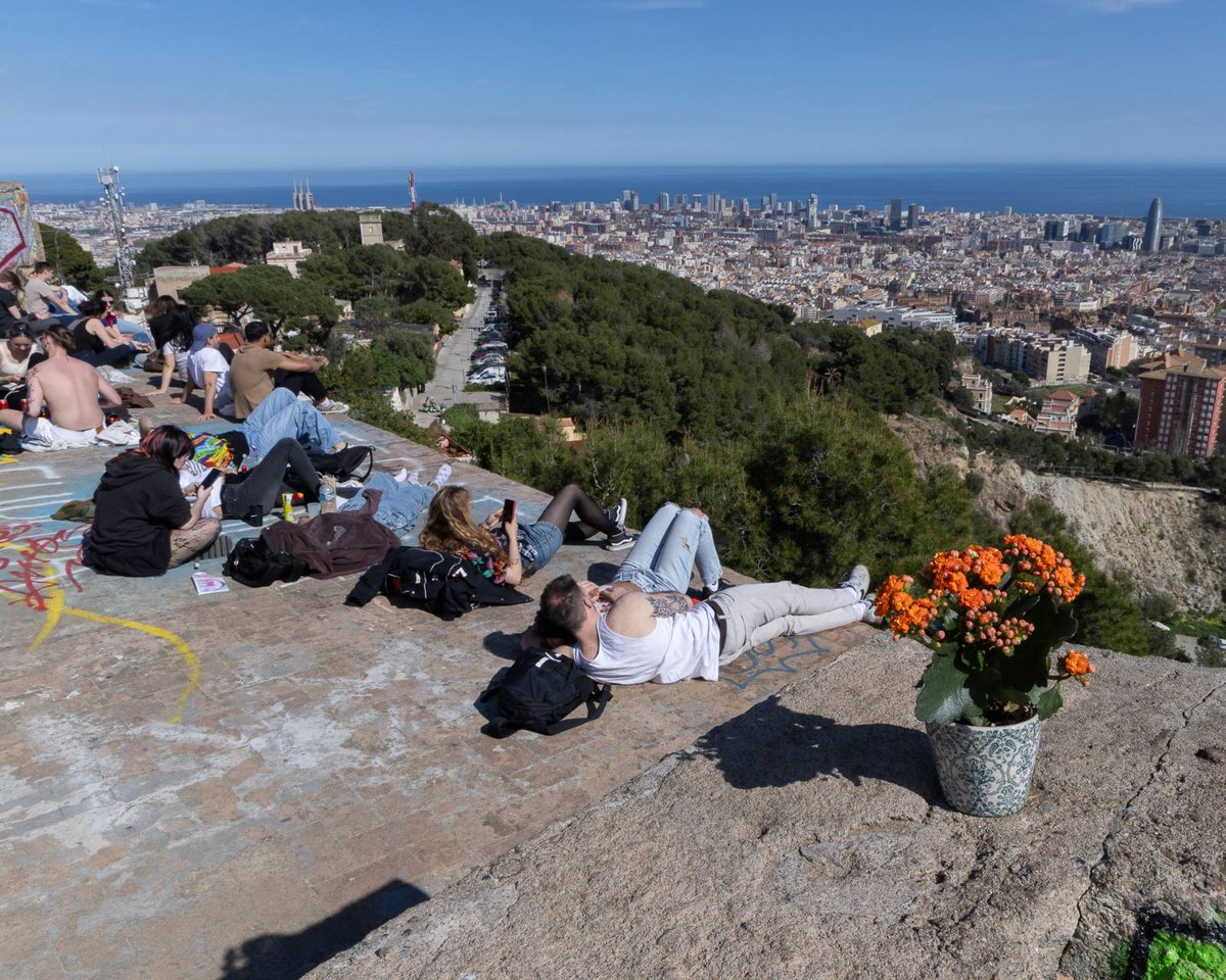 ARRIBA LA PRIMAVERA I FLOREIX CAN BARÓ.

Floreix un barri que no vol perdre la seva identitat entre turistes i gentrificació.

Floreix la ràbia d'unes veïnes que veuen com pujen els preus i baixen els sous.
