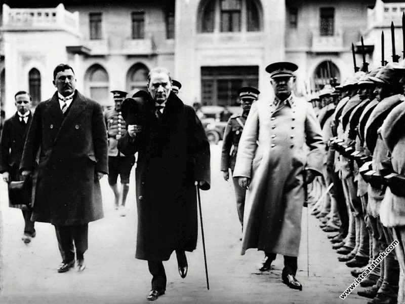 Gazi Mustafa Kemal Paşa, Ramazan Bayramı tebriklerini kabul için meclise gelirken.