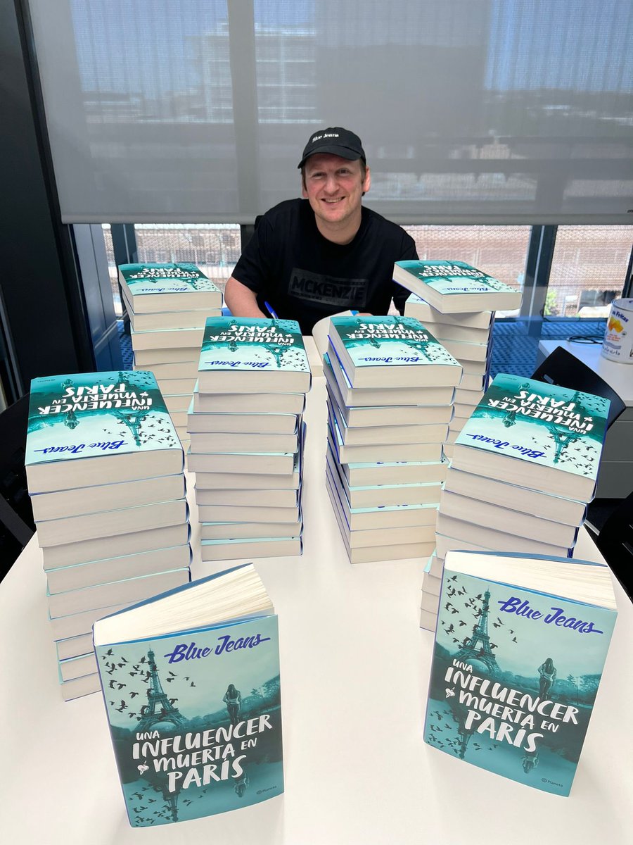 FranciscodPaula's tweet photo. Firmando unos cuantos libritos de Una influencer muerta en París! Ya a la venta en España! https://t.co/DNrGOSsPz9