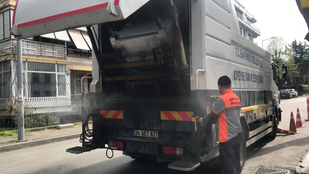 Konteyner yıkama ve dezenfekte araçlarımızla hızla dezenfeksiyon çalışmalarımızı yapıyoruz.