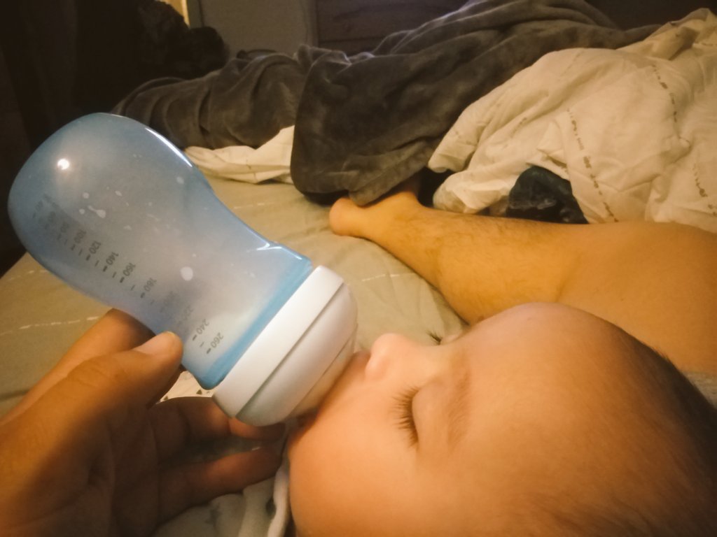 ATrujilloS's tweet photo. Hola amigos de #Oyemega, aquí con Franquito que despierta a tomar su papita a esta hora, viéndolos y prendiendonos para este día!! Un abrazo y ánimo a todos que ya se viene el fds!!, eh eh eh https://t.co/0yeFCIEEdZ
