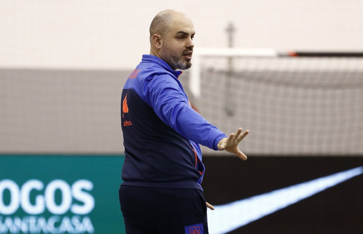 FutSalRFEF's tweet photo. 🚨 Iɴ̃ɪɢᴏ Mᴀʀᴛɪ́ɴᴇᴢ ᴅᴀ ʟᴀ ʟɪsᴛᴀ ᴅᴇ ʟᴀ sᴇʟᴇᴄᴄɪᴏ́ɴ Sᴜʙ-19 ꜰᴇᴍᴇɴɪɴᴀ

📅 España jugará dos amistosos en Portugal los días 23 y 24 de abril

✍️ https://t.co/M82fZNAVvO

#FutsalEspaña https://t.co/kehyPPYGZB