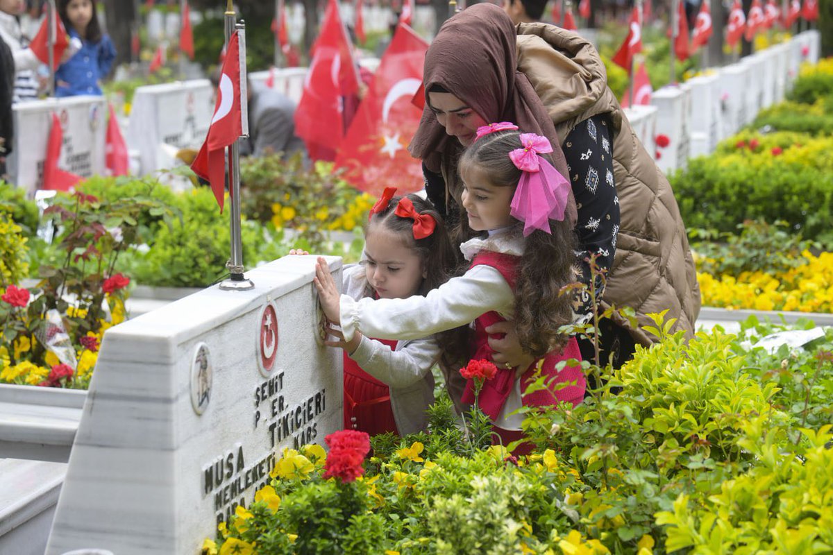 🔴 Ramazan Bayramı'nın birinci gününde Edirnekapı Şehitliği'ne gelen aileler, şehit yakınlarının kabirlerini ziyaret etti.