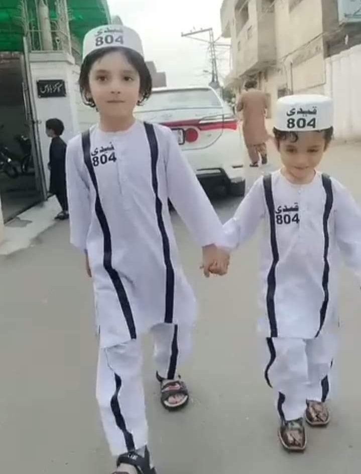 FatimaPTI_IK's tweet photo. قیدی نمبر 804 ۔۔۔۔۔

عید کے دن اس تصویر کو وائرل ہونا چاہیے ۔۔۔۔ https://t.co/XqLQZmNeng