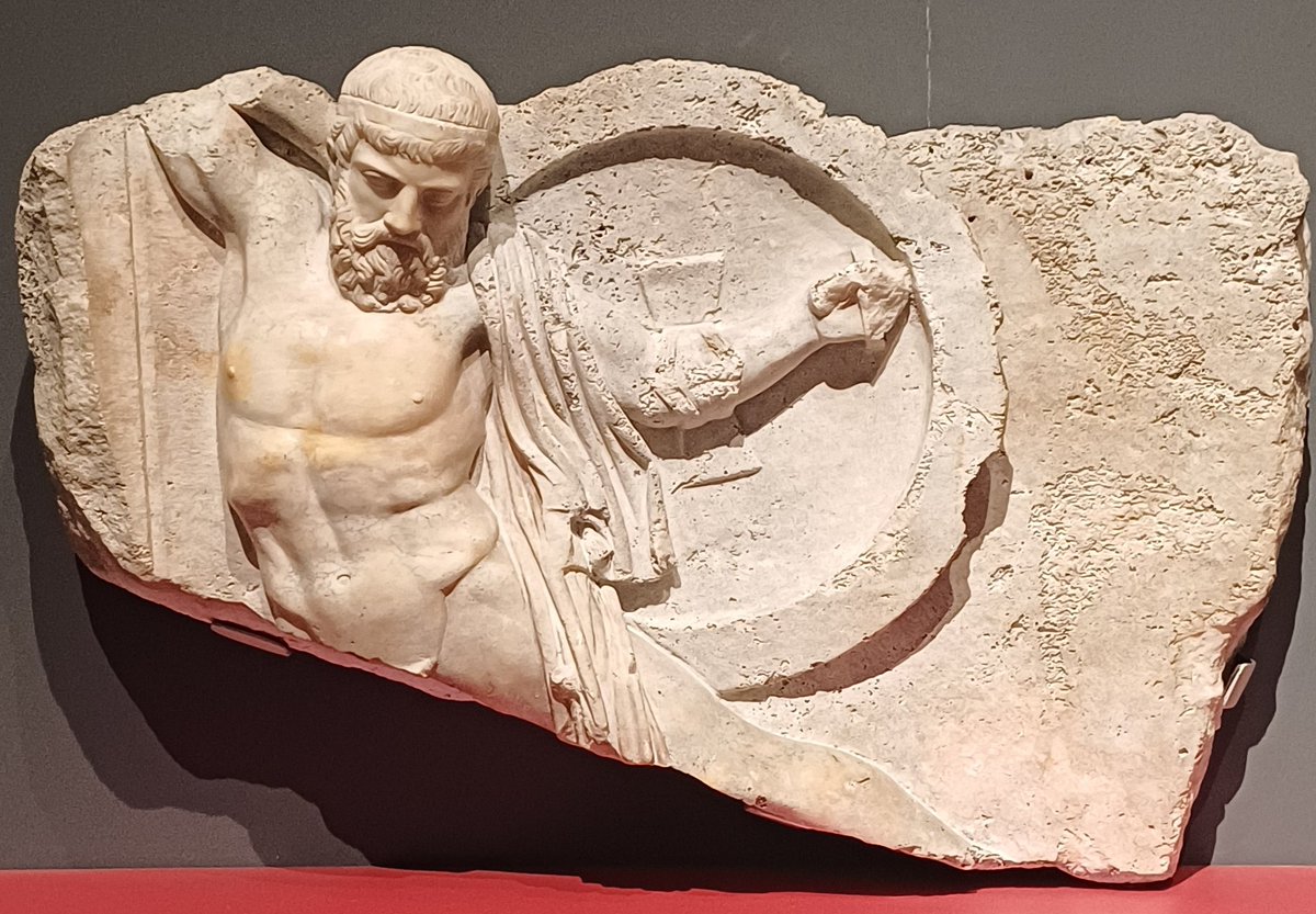 #ReliefWednesday Relief depicting a fallen warrior. Possibly from the port of Salamis, 125-150 AD. Usually at the Chicago Art Institute, 📸 taken by me at the Capitoline Museums, where it is presently on display for the Phidias exhibition.