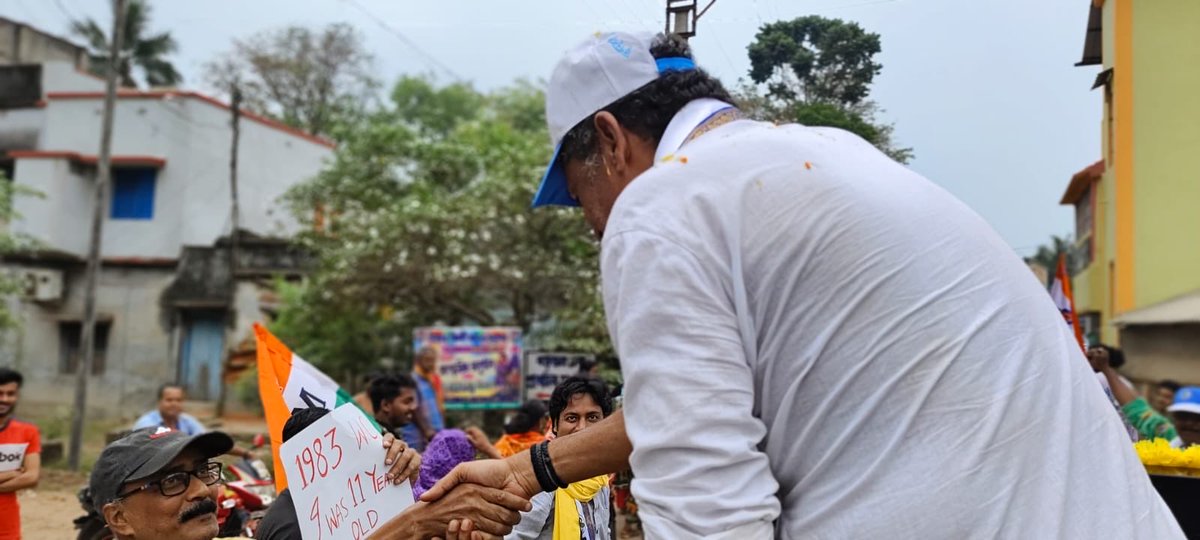 So much of love and affection. ⁦@AITCofficial⁩ on a roll. #Didi Tussi great Ho #JoyBangla ⁦@MamataOfficial⁩ ⁦@abhishekaitc⁩