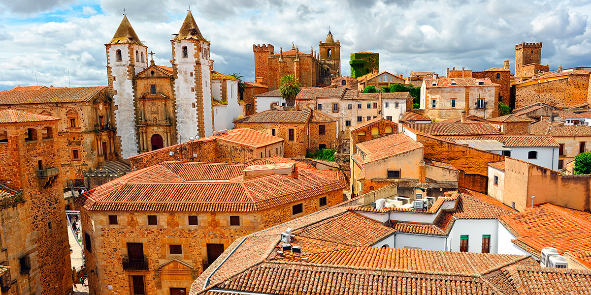 Since 1986, #Cáceres is a #WorldHeritageCity! Streets, palaces, churches and walls will take you to the past with the artistic manifestations of three cultures: Christian, Muslim and Jewish.🔝 #Thread 👉bit.ly/2WpoSp8 #VisitSpain #SpainCulturalHeritage @Extremadura_tur