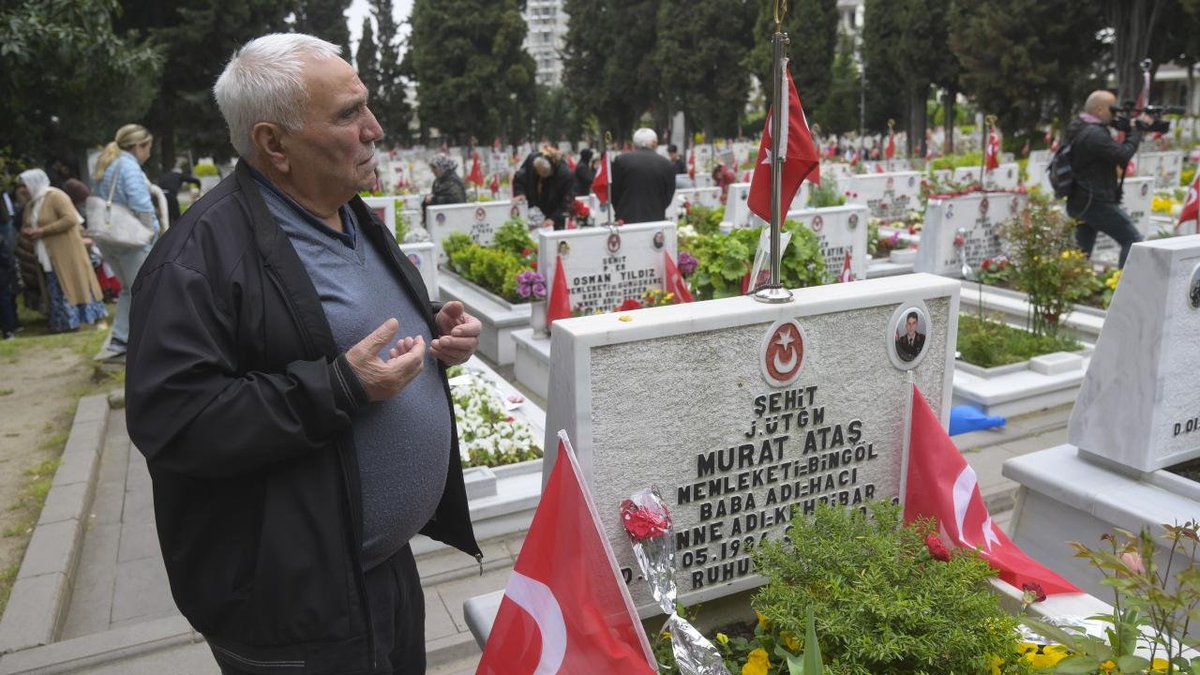 Anneler, babalar, evlatlar bayramlaşmak için şehitlikleri ziyaret etti.