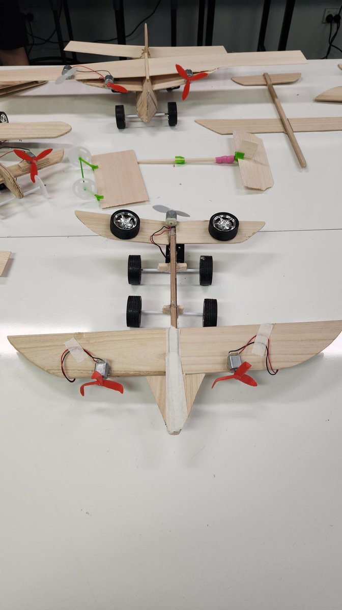 Yesterday, as part of their studies on Aeronautical Engineering, 10iSTEM journeyed to @Casula_High to test the balsa wood planes they designed and crafted. Engaging alongside students and staff @Casula_High they relished the opportunity @_iEndo @dace_elletson @EmilySignorini