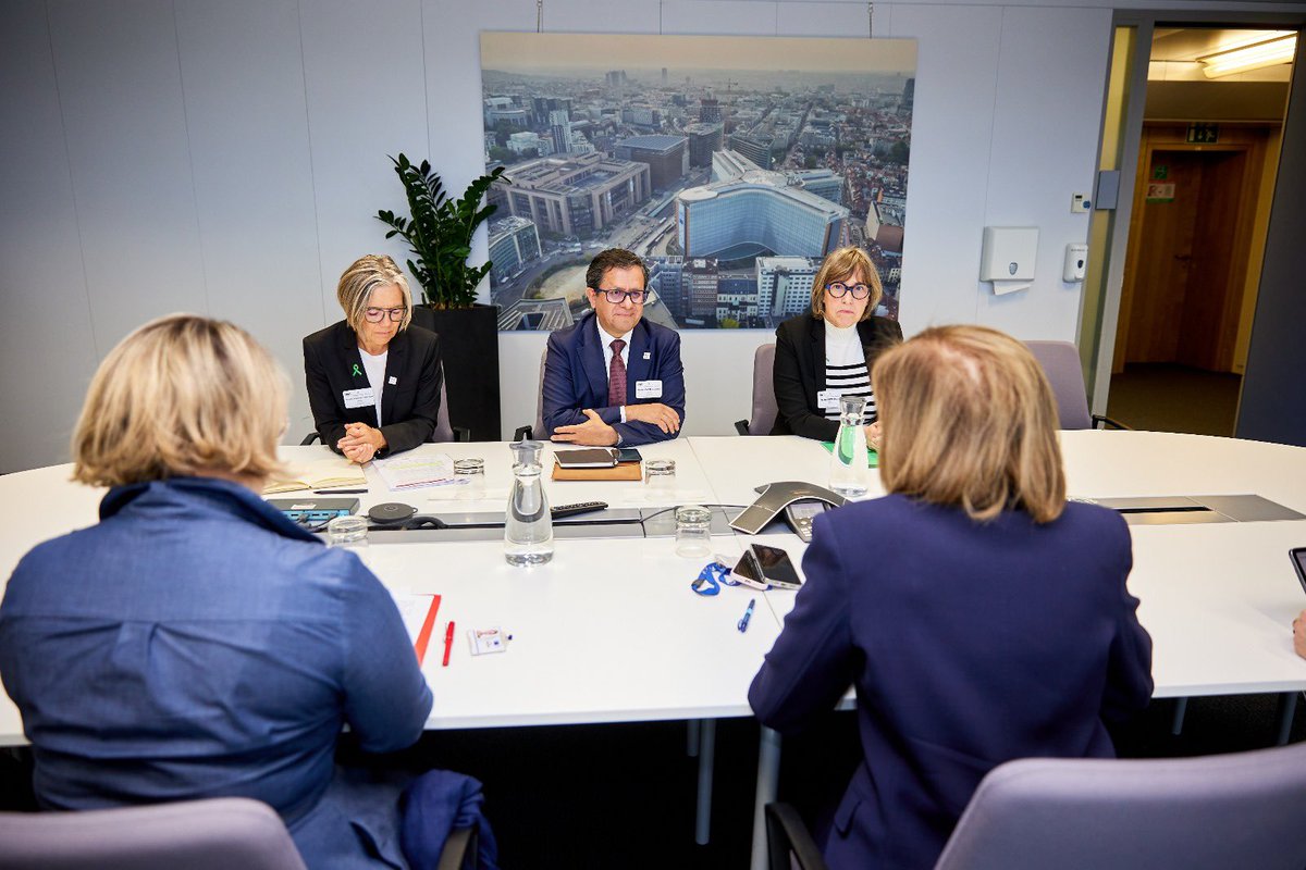 Inspirational conversation with <a href="/SKyriakidesEU/">Stella Kyriakides</a> on #mentalhealth in Europe. Ukrainians facing 'futurelessness' need urgent support. Proud of <a href="/IFRC/">IFRC</a>'s initiative aiding 200k+ individuals. Together under #EU4Health, we're committed to addressing urgent mental health challenges.