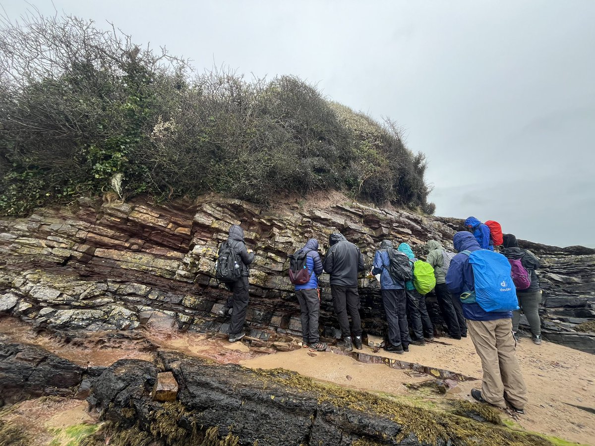 2nd year field course in Anglesey! Students are keeping their spirit high⭐️ despite proper 🏴󠁧󠁢󠁷󠁬󠁳󠁿 weather!🌦️@ueaenv