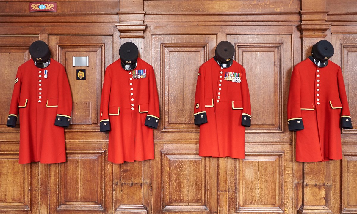 This picture shows the iconic uniform of the Chelsea Pensioners, which is fondly known as their ‘scarlets’ dress uniform. You can explore @RHChelsea pictures, objects and memories like this on our My House of Memories app, designed to support reminiscence liverpoolmuseums.org.uk/house-of-memor…