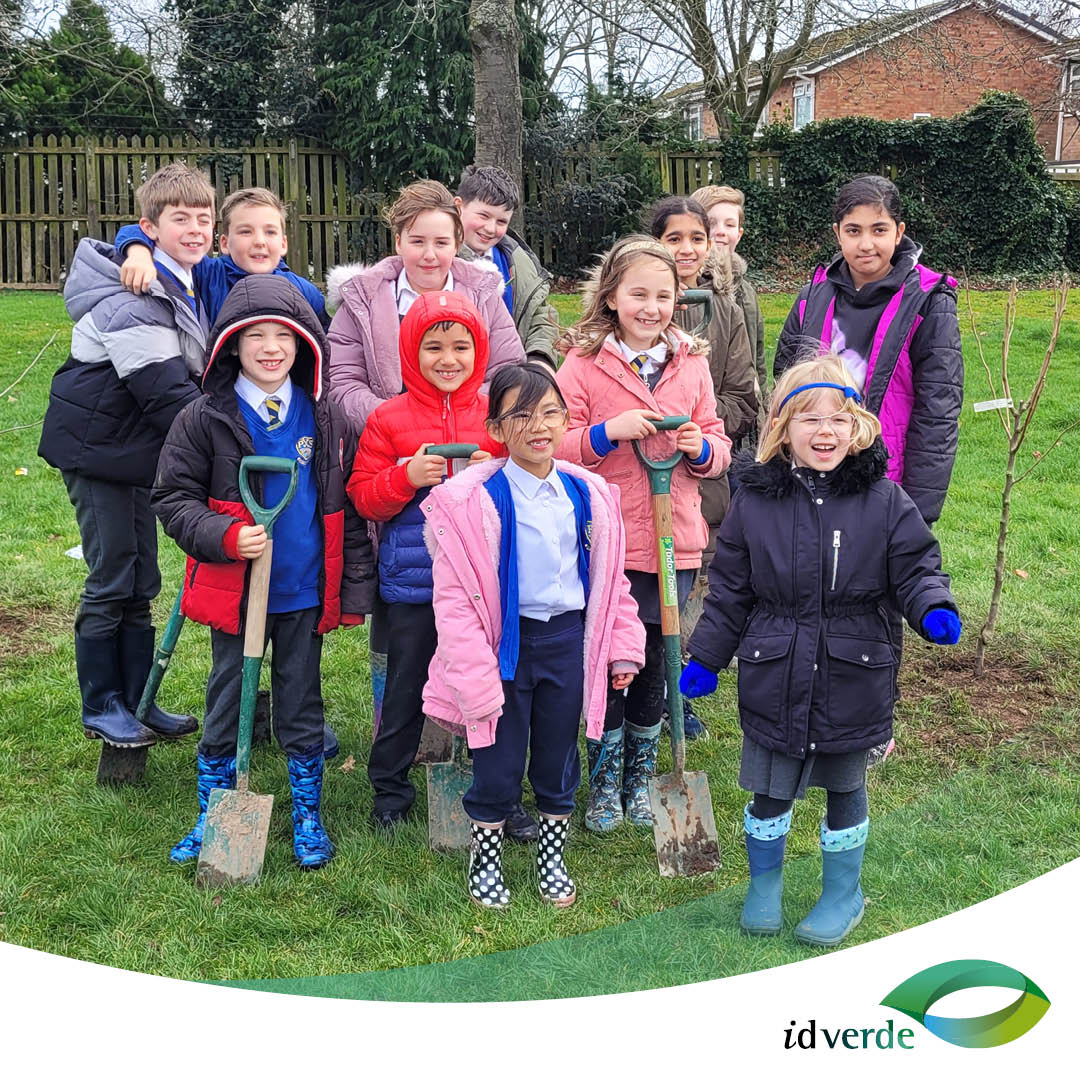 In collaboration with Veolia and Peterbrook School’s Eco-committee, we rolled up our sleeves, donned our wellies for a planting day of apple and pear trees. #VeoliaOrchard #EcoCommittee #GreenFuture #PlantingForThePlanet @veoliauk