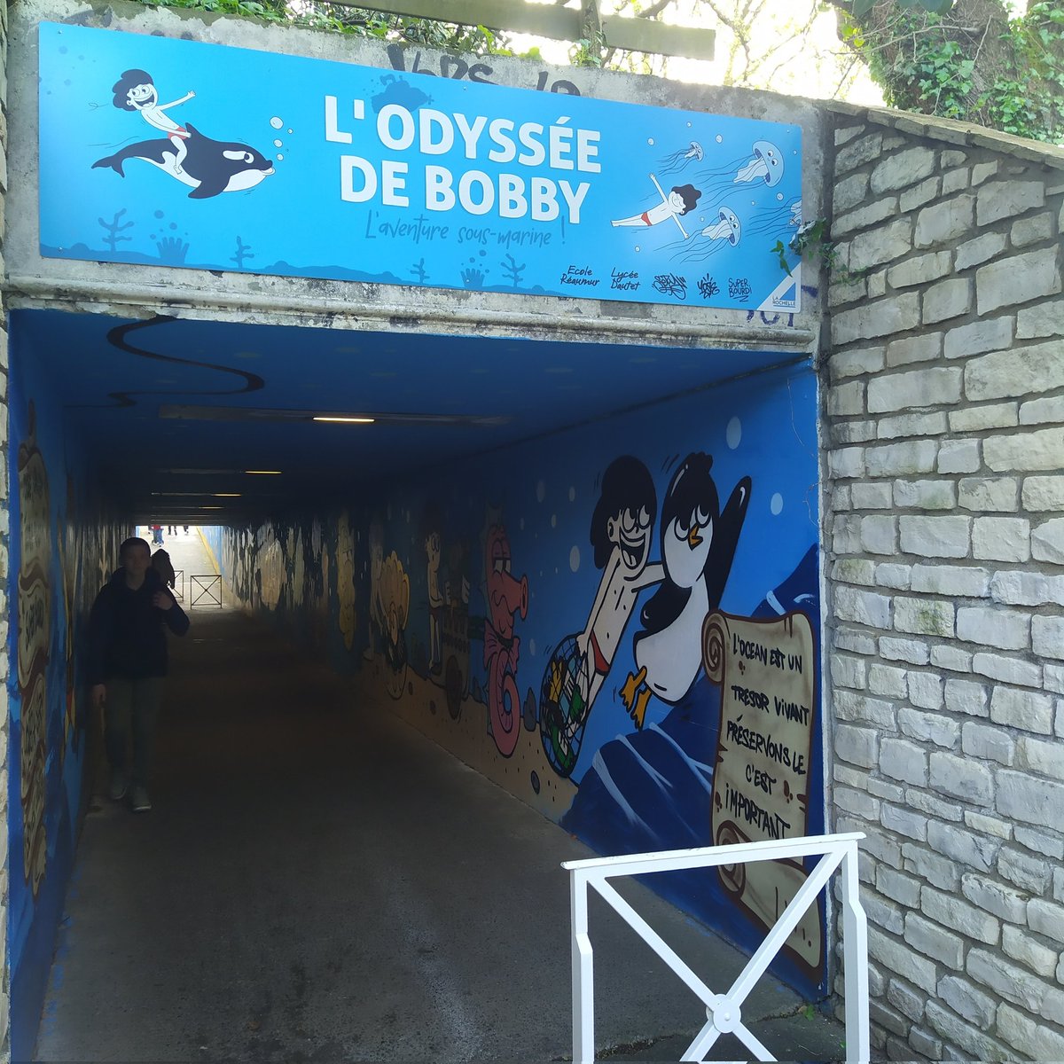 L'inauguration de la fresque pour le climat se prépare. Rendez-vous ce vendredi à 16 h. #larochelle
#superbourdi #hidadautet #streetart