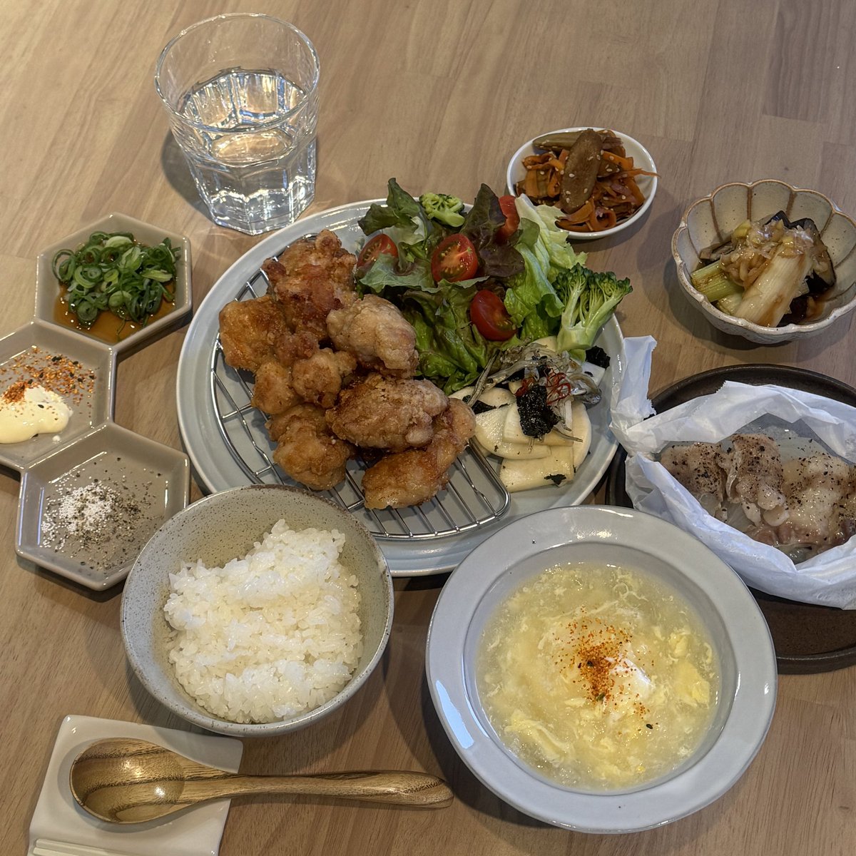 唐揚げメインに副菜ちょこちょこっと。 健康で美味しいご飯を目指します🌿 チンでできちゃう包み焼き、新玉ねぎが甘くなりすぎた...これは早いとこリピしよう☺️✨