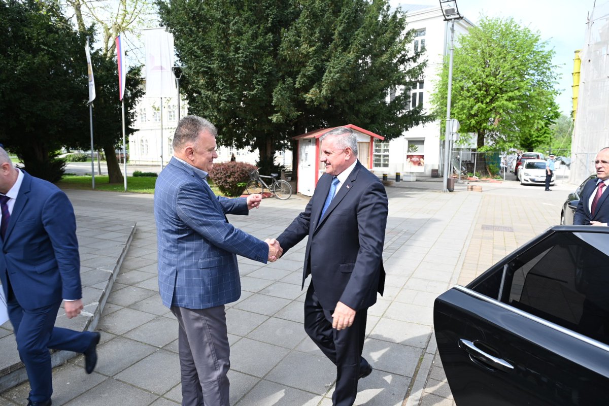 Vlada_Srpske's tweet photo. Премијер Вишковић је данас у радној посјети #Gradiska, гдје га је срдачно дочекао градоначелник Зоран Аџић. Током посјете, премијер ће се састати с руководством фабрике ПМП Јелшинград-ФМГ а.д. Градишка, након чега ће обићи и погоне ове фарбике. https://t.co/Wx9NehHTuO