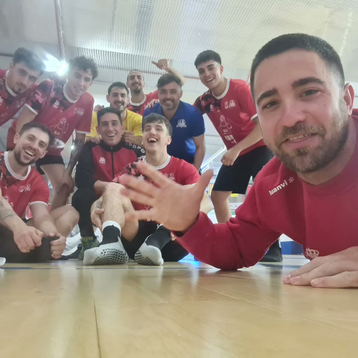 Cdcampos2's tweet photo. Fotos del pasado fin de semana. Caras de felicidad y diversión.⚽️⚽️🤗🤗

Seguimos nuestro camino CAMPEROS.👌💪 https://t.co/u6txsWRVgy