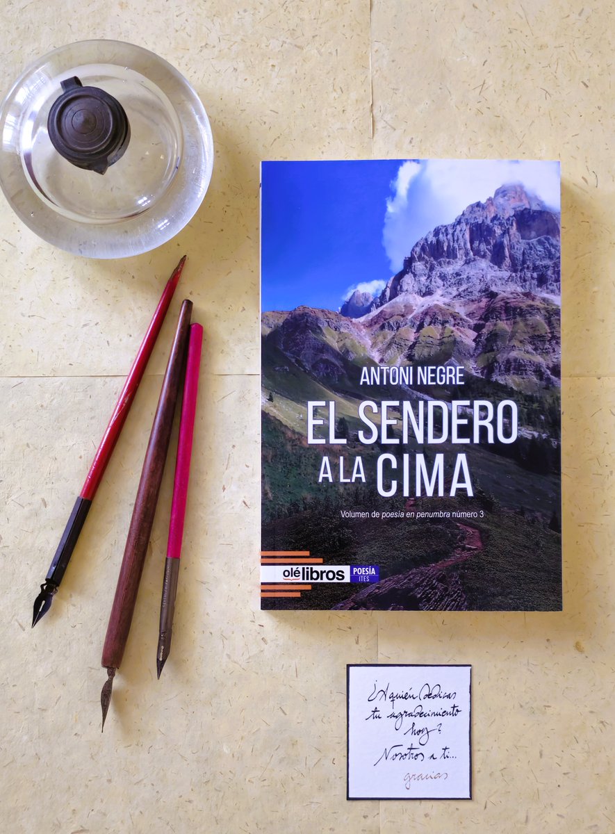 El paso del tiempo pesa una eternidad. Entonces, apareció la poesía. La palabra relajada. Las ideas solemnes. El sosiego desde la cima. En cualquier librería, en @Olelibros o por DM dedicado y firmado.