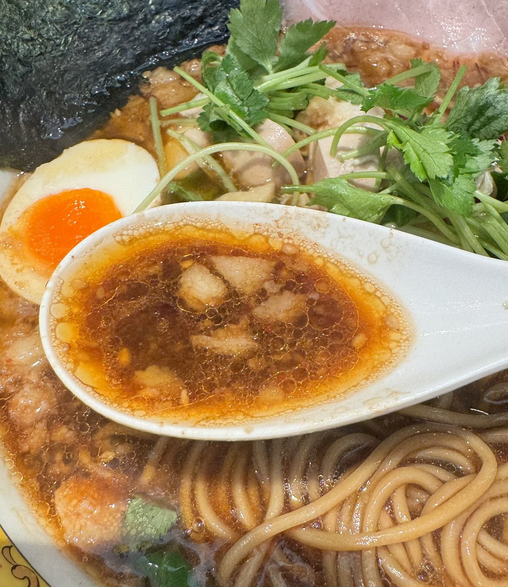 塩生姜らー麺専門店MANNISH@淡路町 ・8種のスパイスブラックらー麺 何このスパイスらー麺 めっちゃ美味しいんだけど🤩 とうもろこし、鹹豆漿に次いで限定の中でも好きかも！ ライス付けなかった事だけは後悔🥲 今週また行こうかと思うレベルに好き ご馳走様でした😋