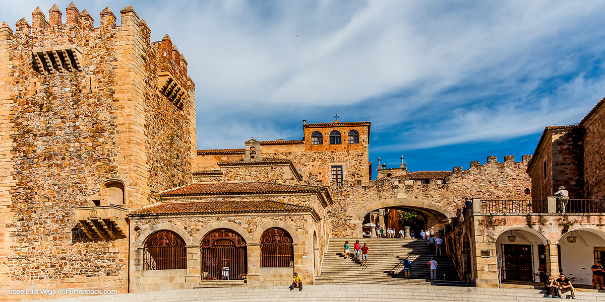 This diversity offers us experiences such as entering the old town through a Roman gate, walking through the Old Jewish Quarter, seeing Almohad towers or Renaissance palaces. We are packing already!🤩 👉bit.ly/42bFmBb #VisitSpain #SpainCulturalHeritage @Extremadura_tur