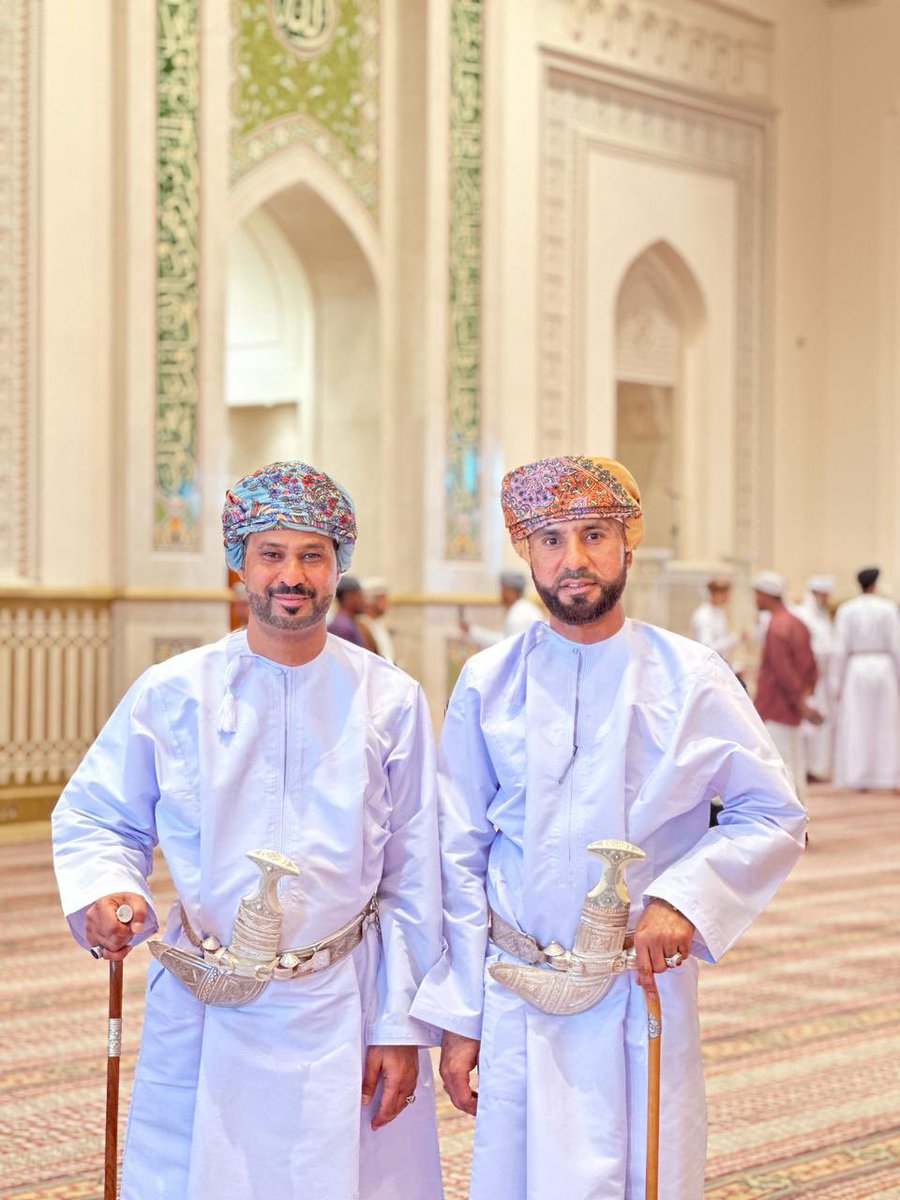 بعد أداء صلاة العيد الفطر المبارك في جامع السلطان قابوس بن سعيد رحمه الله بسمائل أنا أبنا العم محمد وعبدالعزيز أبناء سلام الهنائي الله يبارك فيهم ويحفظهم 🌹🌹🌹🌹