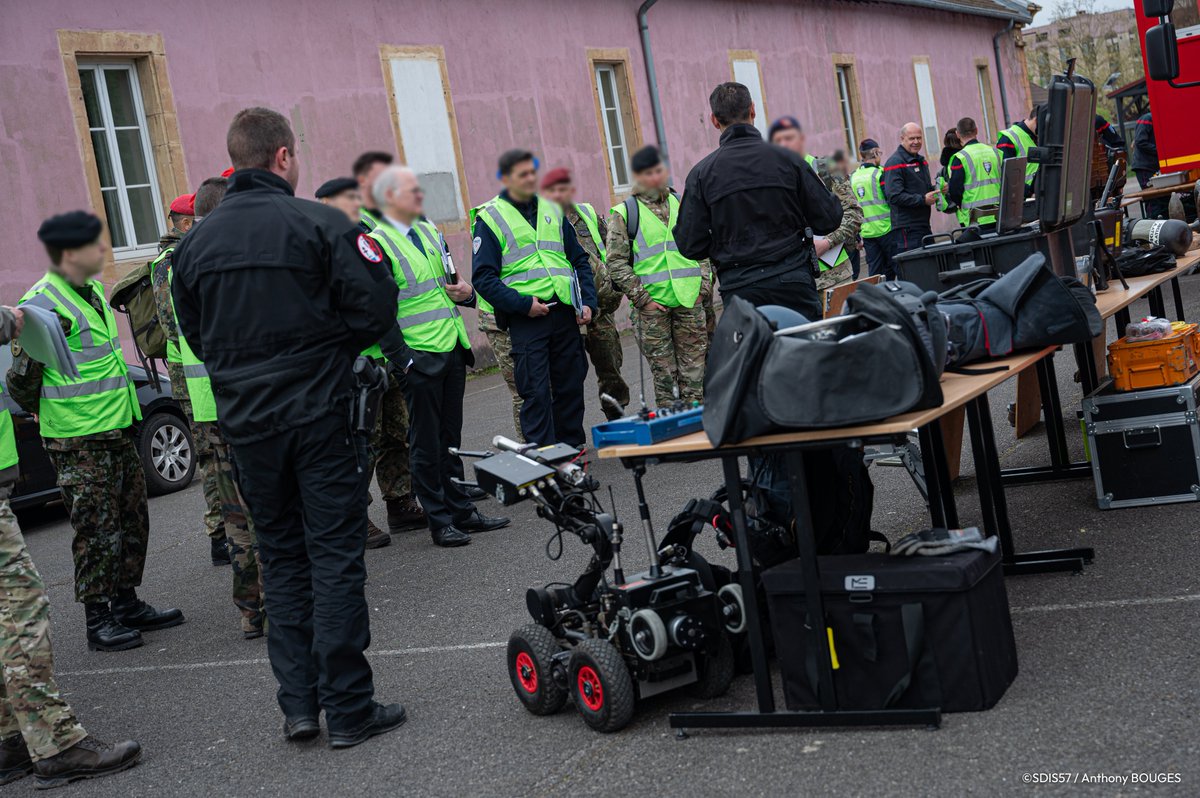 Sapeurs-Pompiers de la Moselle (@sdis57) on Twitter photo #Interservices | Ce matin, l'inspecteur général S. Demierre, chef EMIZ <a href="/COZ_EST/">COZ EST 🇫🇷 🇪🇺</a> & le colonel J. Boulanger, DDA du <a href="/SDIS57/">Sapeurs-Pompiers de la Moselle</a>, et le colonel P. Brugère, directeur <a href="/CNCMFE/">CNCMFE NRBCE</a> ont ouvert l'entraînement interministériel zonal NRBC-e 2024 qui se déroule sur secteur Metz pendant 2 jours. #Interservices | Ce matin, l'inspecteur général S. Demierre, chef EMIZ <a href="/COZ_EST/">COZ EST 🇫🇷 🇪🇺</a> & le colonel J. Boulanger, DDA du <a href="/SDIS57/">Sapeurs-Pompiers de la Moselle</a>, et le colonel P. Brugère, directeur <a href="/CNCMFE/">CNCMFE NRBCE</a> ont ouvert l'entraînement interministériel zonal NRBC-e 2024 qui se déroule sur secteur Metz pendant 2 jours.
