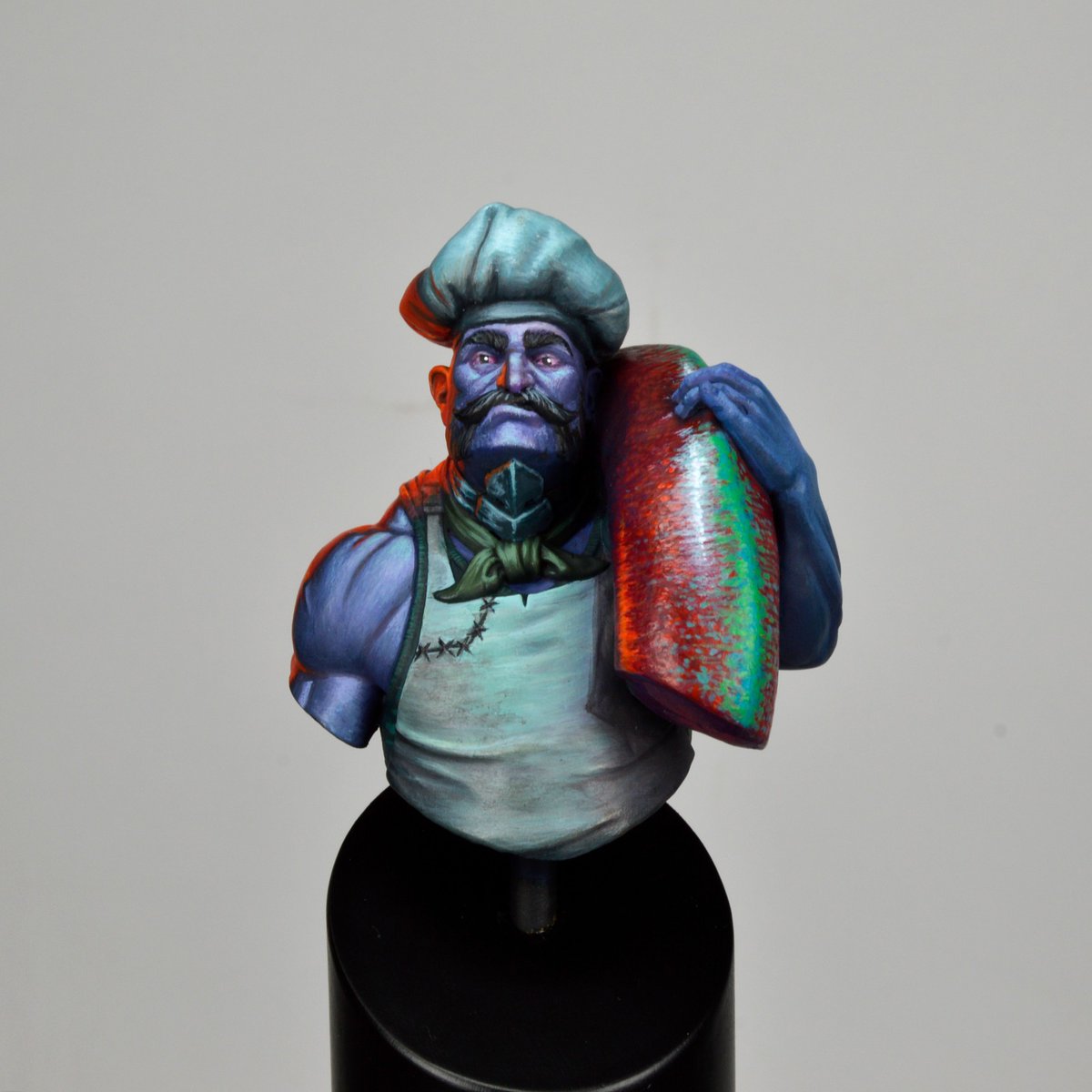 liminalCrafting's tweet photo. Finally got to take pictures (not me, my teacher, i'm terrible) of this mini!

It got scratched when bringing it to the class and had to repaint some of it, but i still love it so much 💚

#miniaturePainting #miniature #chef #mindworkGames https://t.co/Z91CgPbYZ7