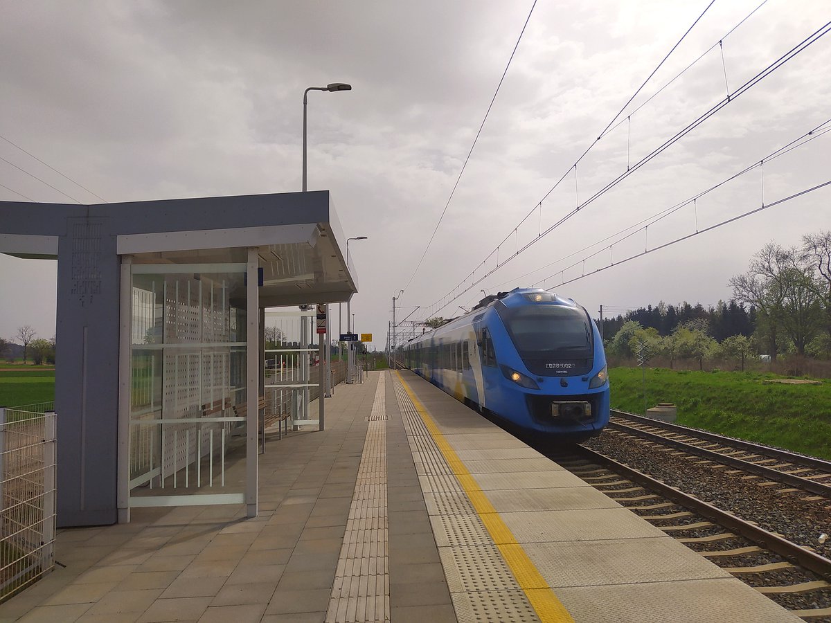Dla podróżnych dostępny jest już drugi nowy peron na stacji w #Kolin oraz oba perony na przystanku w #Morzyca. Między Dolicami a Kolinem pociągi bezpieczniej jeżdżą po 2 nowych torach. Inwestycja na linii #Poznań-#Szczecin ze wsparciem #CEFTransport 👉 plk-sa.pl/o-spolce/biuro…