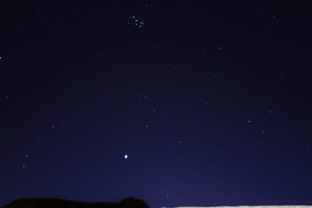 Ayer al anochecer el cometa 12/P Pons-Brooks, con una débil cola de polvo, se halla a 1,6 UA lejos, cercano a una conjunción superior con el Sol, serán los últimos días de visibilidad en el hemisferio Norte
#Vilanovadescornalbou #cielosESA @AstroAventura @El_Universo_Hoy