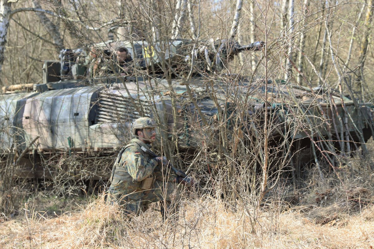 Panzergrenadiere der #BundeswehrimEinsatz trainierten während der Übung „Charging Bear“ mit dem Schützenpanzer Puma das Verzögerungsgefecht und den Gegenangriff. Sie bereiten sich auf die Zertifizierung bei der #NATO #eVA Battlegroup Slowakei vor. 
Mehr: bundeswehr.de/de/einsaetze-b…
