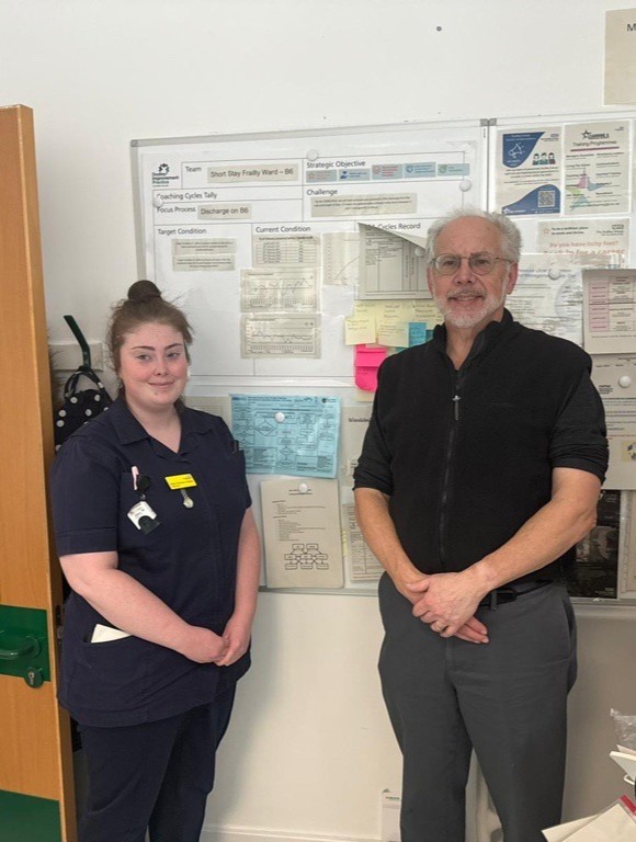 Prof. Jeffrey Liker visited Katie - lead nurse on B6 Short-stay Frailty ward and was impressed with how Katie has empowered her nursing team to reduce length of stay using an #NHSkata approach. Katie said 'it's not me, all credit to the nursing team on the ward' 😊👍🎉 TC video