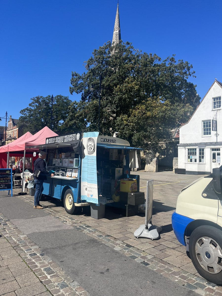 No Stormz in the market today 😆, just bright sunshine, fresh air, fresh produce and lots of bargains 🌤️👏🏾. We are open until 4:30pm. Happy Eid Mubarak 😃 #RomfordMarket