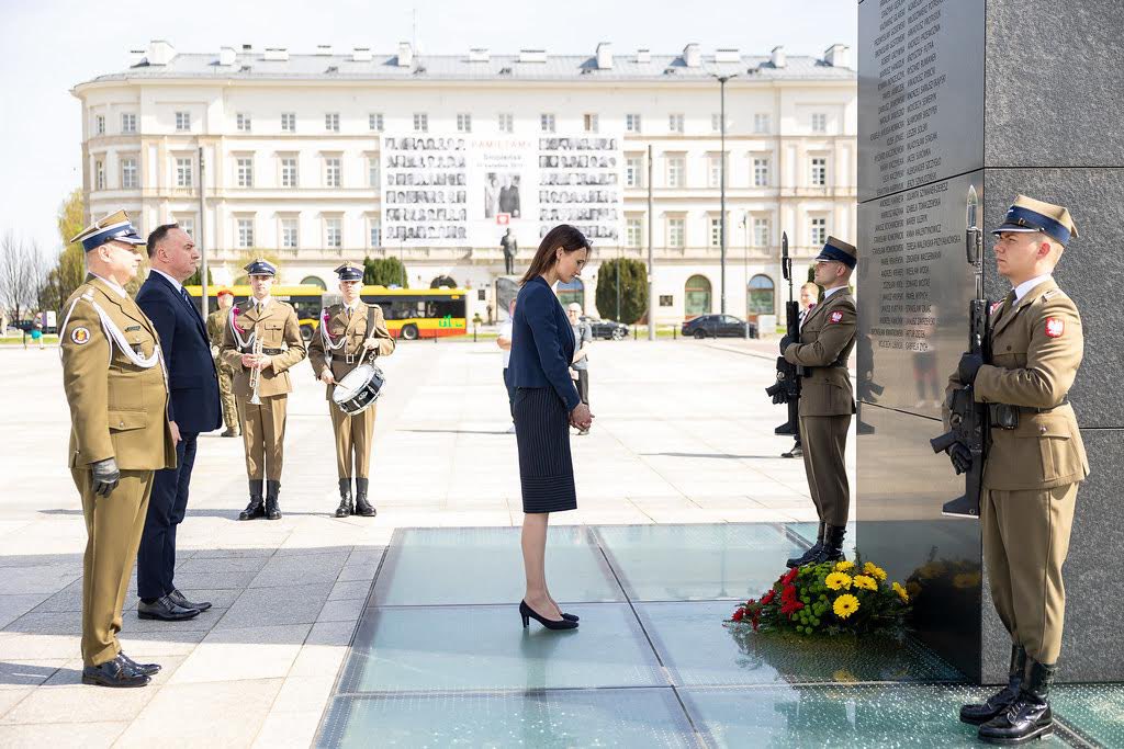 At Pilsudski Square in #Warsaw, it was a deeply solemn and special moment as I laid a wreath at the Tomb of the Unknown Soldier and honored the memory of the victims of the Smolensk tragedy, including Polish President Lech Kaczynski, as we mark the solemn anniversary.