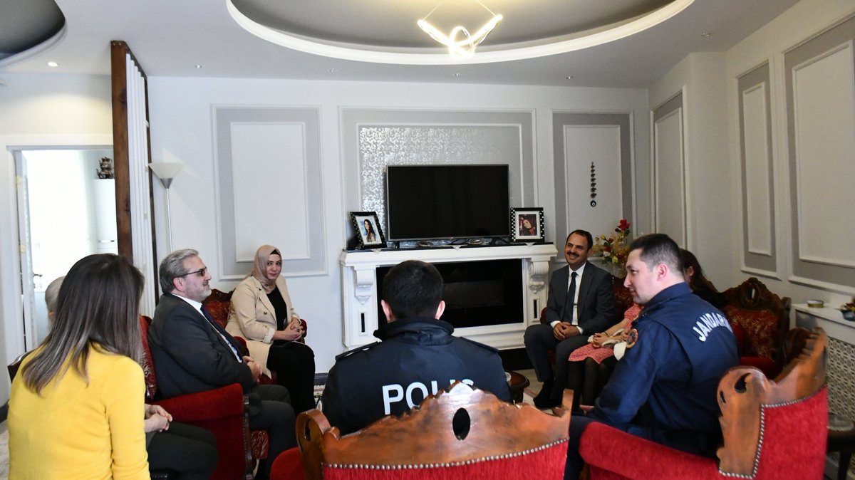 Kaymakamımız Erdoğan Turan Ermiş, Ramazan Bayramı kutlama programına ilçe merkezimizde yaşayan şehit ailelerimizin bayramını tebrik ederek başladı.