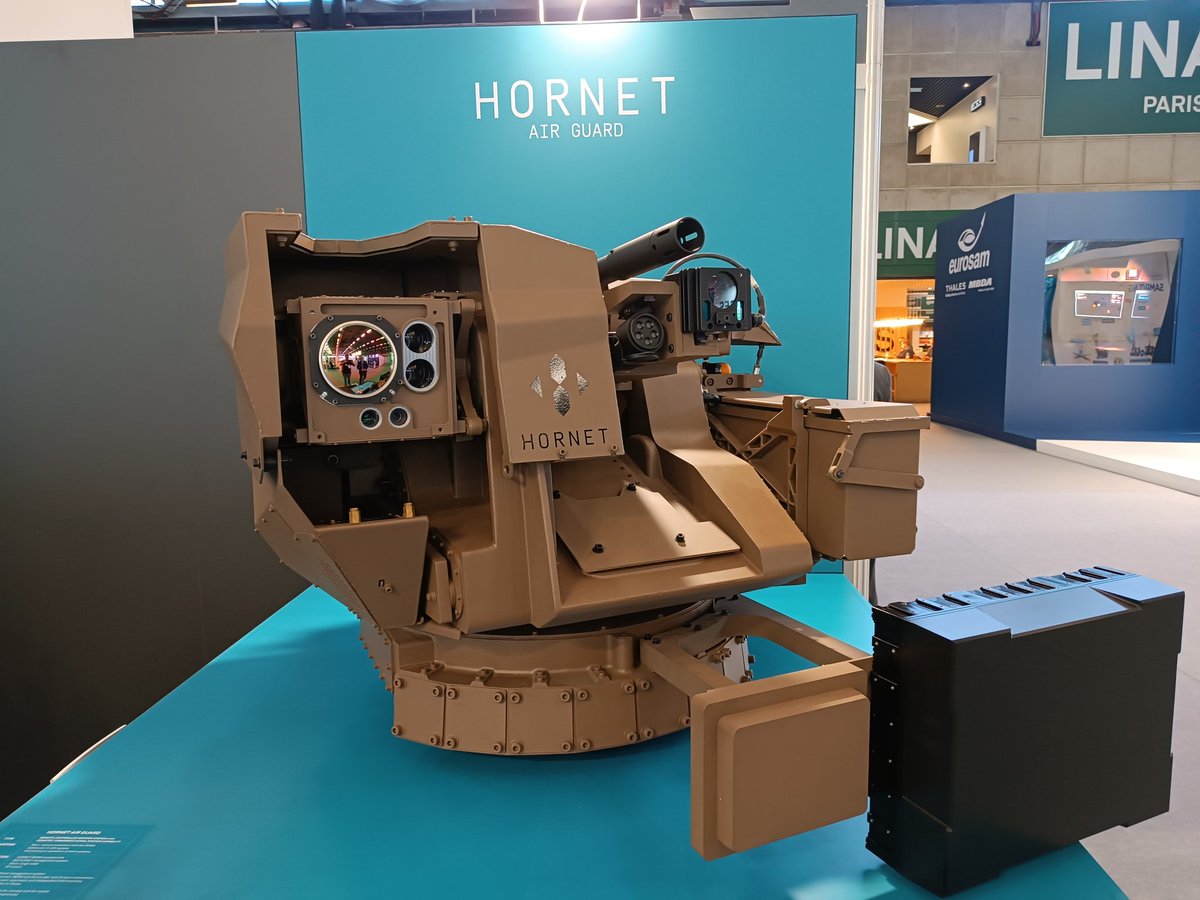 armamodfrance's tweet photo. Petit avant-goût des capacités de la tourelle Hornet Montée avec un radar et un lance-grenade HK GMG pour lutter contre des essaims de drones. Une idée fort prometteuse pour nos forces armées que la société Arquus a déjà présenté durant l'Eurosatory 2022 (Hornet Air Guard). https://t.co/MV0KFwDhMN