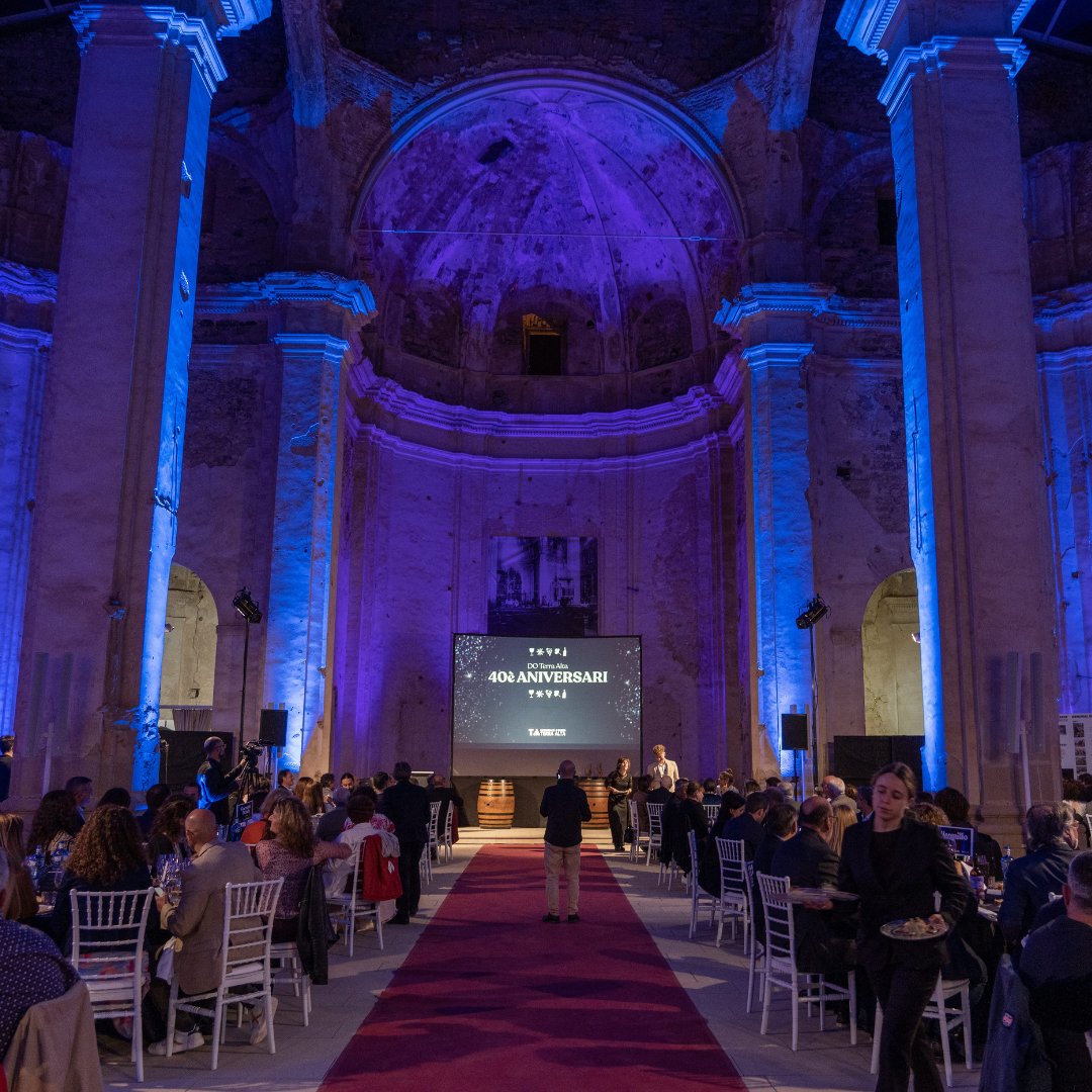 🍷 #Foodies i melòmans apassionats del bon vi, prepareu les vostres millors gales: el 𝟏𝟗 𝐝❜𝐚𝐛𝐫𝐢𝐥 teniu una cita a la #TerraAlta a la 𝐆𝐚𝐥𝐚 𝐝𝐞 𝐏𝐫𝐞𝐦𝐢𝐬 𝐝𝐞 𝐯𝐢𝐧𝐬 𝐝𝐞 𝐥𝐚 #DOTerraAlta