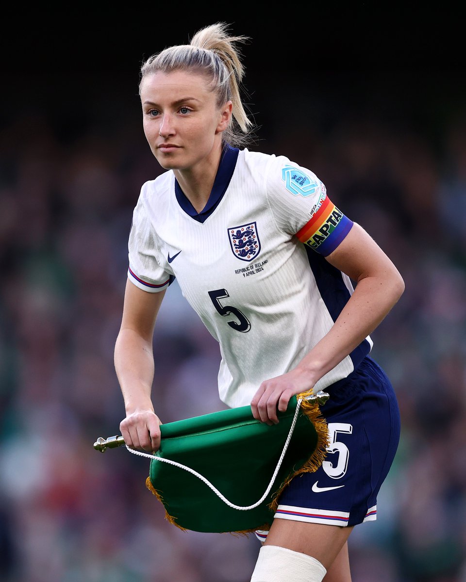 Back with the <a href="/Lionesses/">Lionesses</a>, back with the armband 🫡

A year of hard work from <a href="/leahcwilliamson/">Leah Williamson</a> ❤️