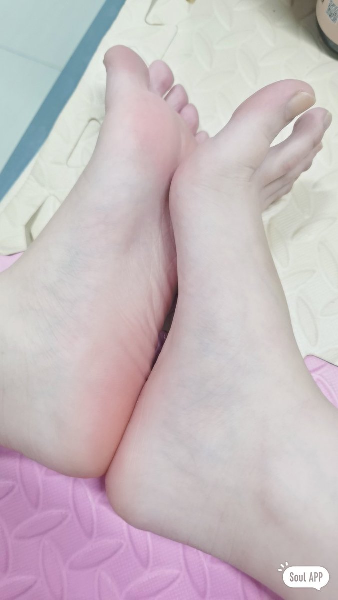 okgor0769's tweet photo. 真的很喜欢小护士的手指和脚趾。一边舔着脚趾，一边用手插进我的龟头，快速的抠。爽死了，从来没有喷过这么多精！ https://t.co/H8inxWvsqj