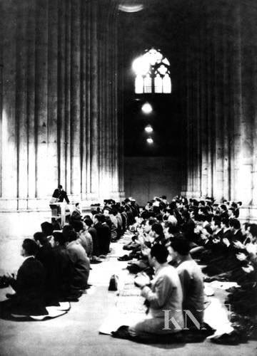 Muslime beten anlässlich des Zuckerfestes am 3. Februar 1965 im Kölner Dom. #EidMubarak #iyibayramlar 🍬 ©️1965 KNA