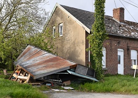 🌪️#Tornade confirmée à Lestrem, dans le Pas-de-Calais, au passage d'une supercellule le soir de ce lundi 8 avril. L'enquête de terrain menée par Keraunos met en évidence un couloir de dégâts de plusieurs kilomètres, avec des rafales d'au moins 120 km/h près du cœur de la tornade.…