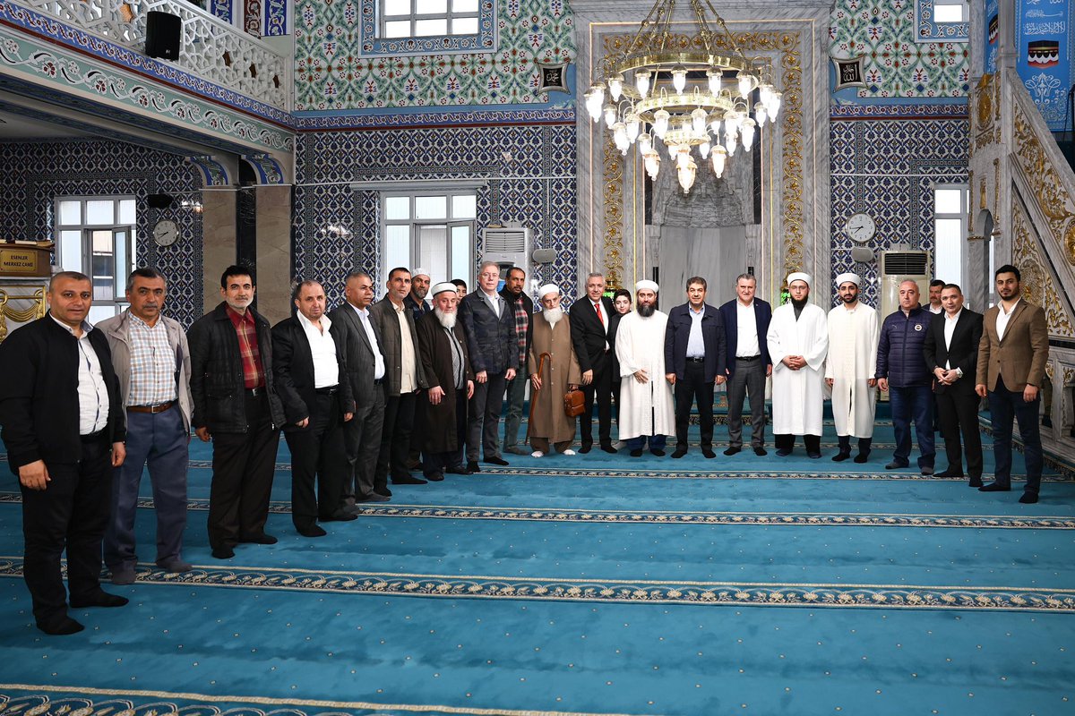 Bizleri bir bayrama daha kavuşturan Rabbimize hamd olsun. Esenler Merkez Camii’ndeki bayram namazı sonrası, Gençlik ve Spor Bakanımız Osman Aşkın Bak ile birlikte komşularımızla bayramlaştık.