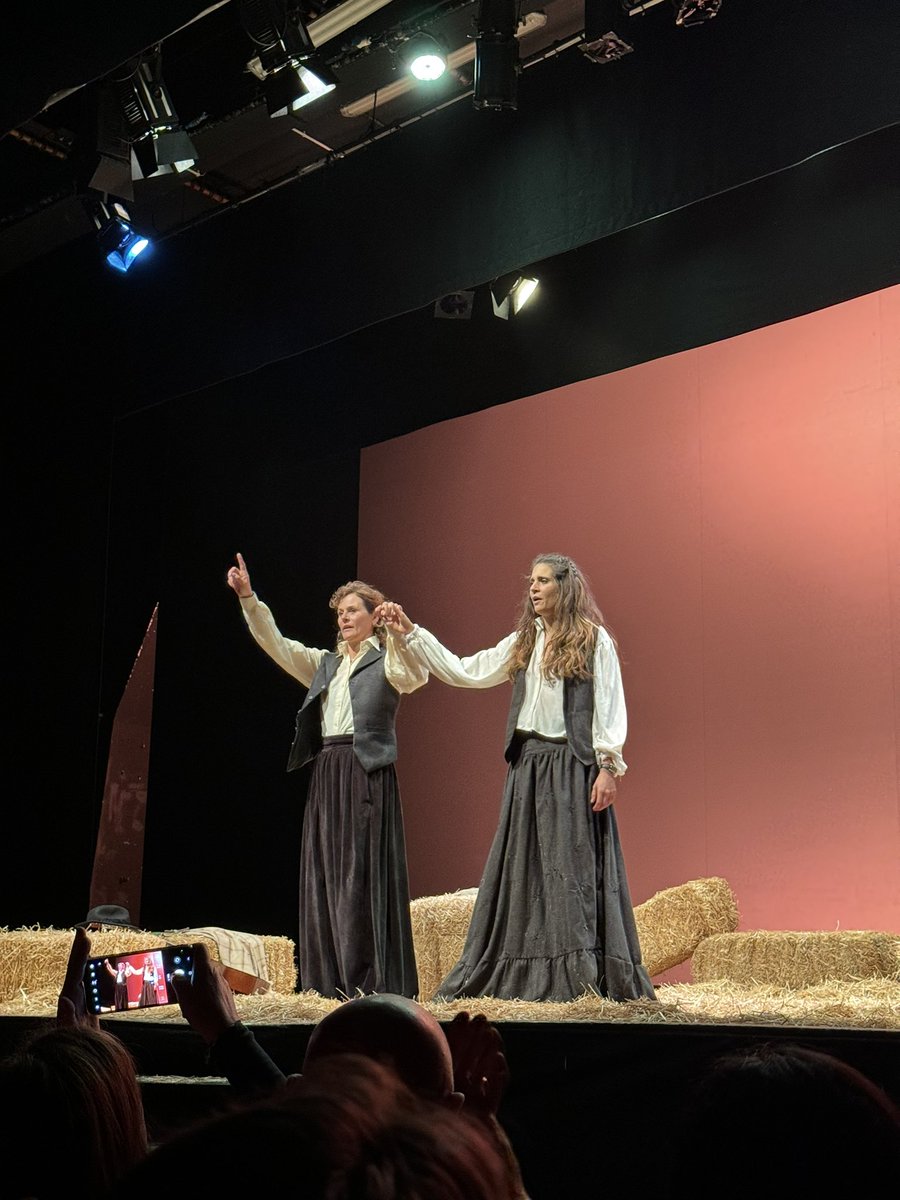 Saturnino69's tweet photo. #Spose Visto ieri sera al #teatromenotti #milano ❤️ “Lo spettacolo racconta la vera storia d’amore di Elisa e Marcela, due donne che si sposarono l’8 giugno 1901 nella chiesa di San Jorge a La Coruña. Il loro matrimonio è stato il primo legale tra persone dello stesso sesso, un’unione che non è mai stata annullata né dalla Chiesa né dal registro civile. La storia di Elisa e Marcela è avventurosa, picaresca, tragica e ironica allo stesso tempo, raccontando un amore che ha trovato coronamento nonostante le leggi e l’opinione pubblica contraria. La pièce affronta temi di libertà, coraggio e scelte audaci che sfidano i limiti dell’epoca in cui si sono svolti gli eventi. L’obiettivo è di tenere viva la memoria di Elisa e Marcela, riconoscendo il loro contributo alla conquista dei diritti civili e celebrando la loro storia di amore e coraggio.”