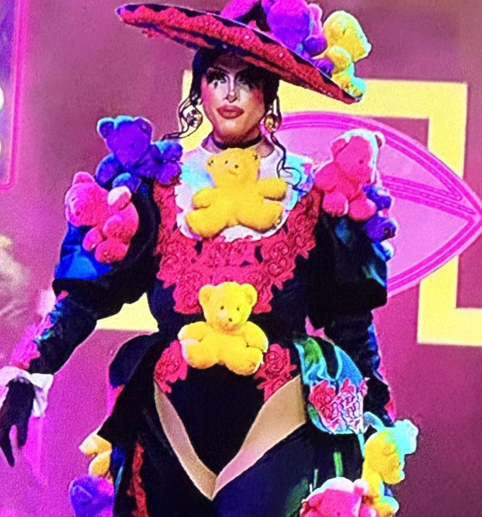 Eduardo_georgie's tweet image. La forma en la que @velvetine15  no teme expresas sus sentimientos la forma en que se expresa tan maravillosamente de su mamá y el amor y arte que entrega en cada pasarela me hace sentir en el equipo correcto 💜🥺 Velvetine La Más #SoloLasMas #SLM #LMD